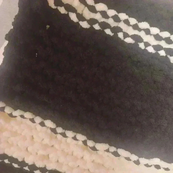 Handmade Chunky Yarn Knit Scarf Oversize Womens BLK/WHT Warm Cozy Fall Winter. - Picture 4 of 6